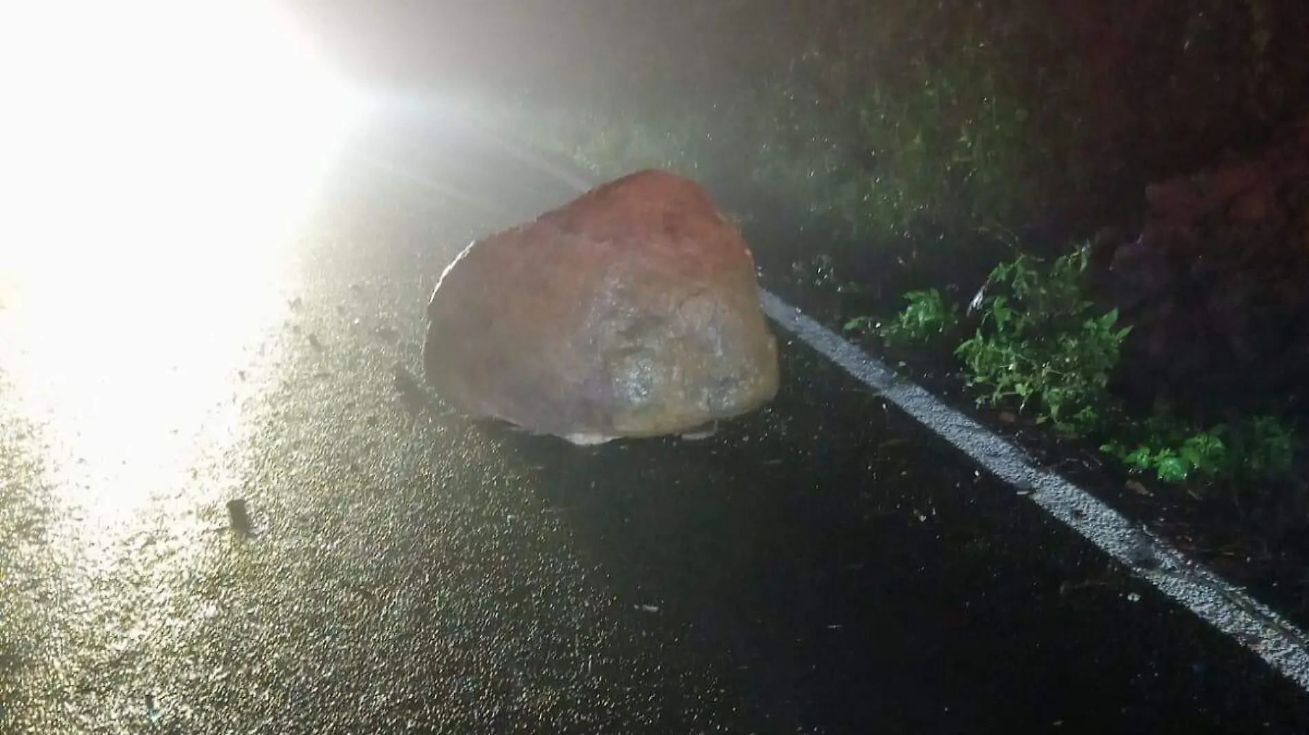 piedra cae en camino a causa de las lluvias